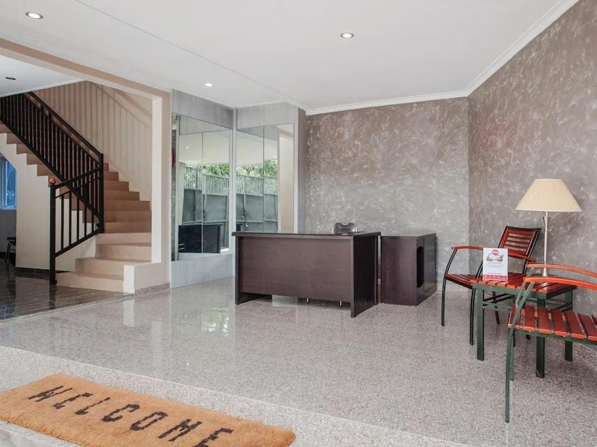 Yutaka Inn Dukuh Kupang Surabaya Exterior foto